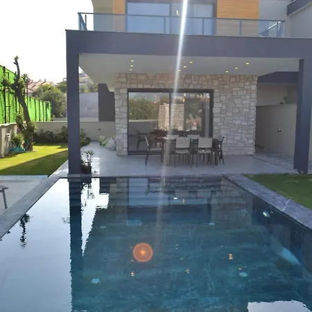 Ayayorgi Süper Lüks Havuzlu