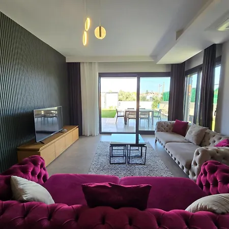 Ayayorgi Sueper Lueks Havuzlu Çeşme