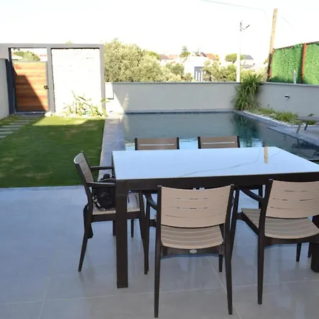 Ayayorgi Sueper Lueks Havuzlu