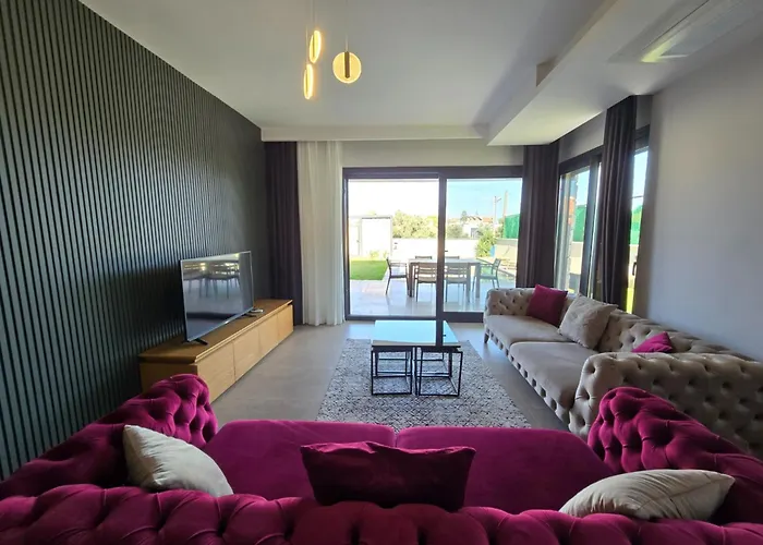 Ayayorgi Sueper Lueks Havuzlu Cesme