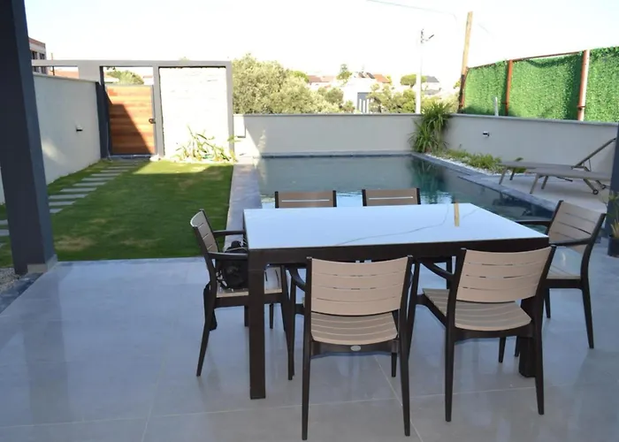 Ayayorgi Sueper Lueks Havuzlu