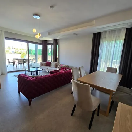 Ayayorgi Sueper Lueks Havuzlu