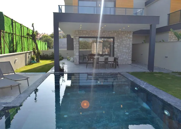 Ayayorgi Sueper Lueks Havuzlu